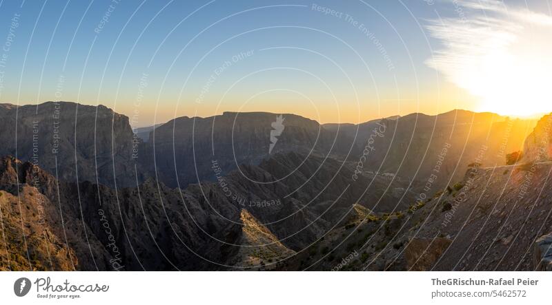 Panorama von Sonnenuntergang inmitten von Bergen Oman steil hügelig Stimmung Jebel Akhdar trocken heiß Natur Farbfoto Himmel Tourismus Arabien Tag