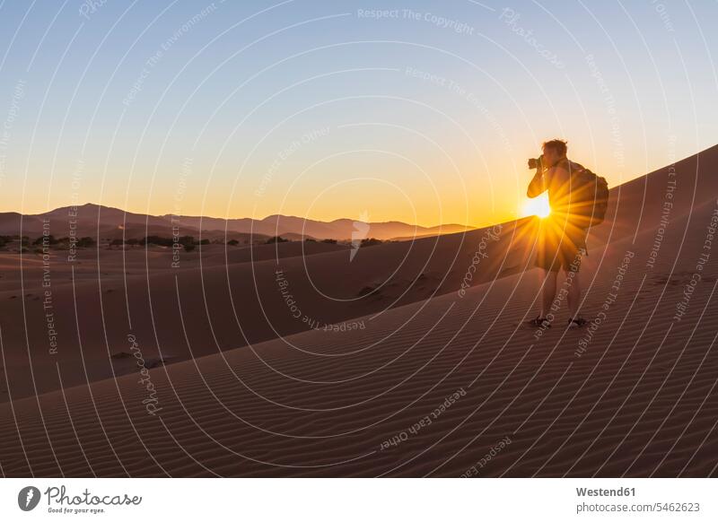 Afrika, Namibia, Namib-Wüste, Naukluft-Nationalpark, Fotograf auf Düne bei Sonnenaufgang Tourist Touristen Fotografen Photographen fotografieren Nationalparks