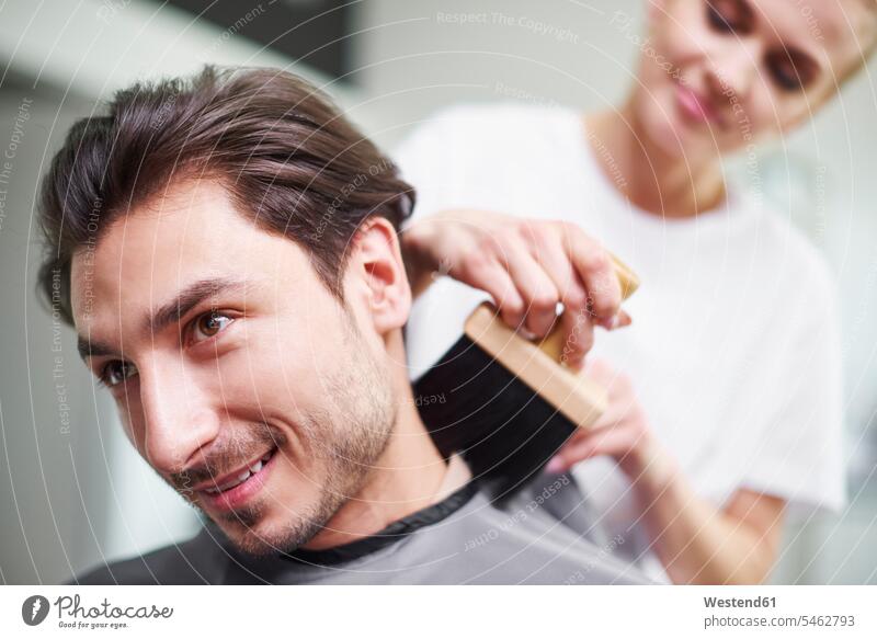 Porträt eines lächelnden Mannes beim Friseur Männer männlich Portrait Porträts Portraits Friseursalon Friseursalons Friseurgeschäft Friseurgeschäfte