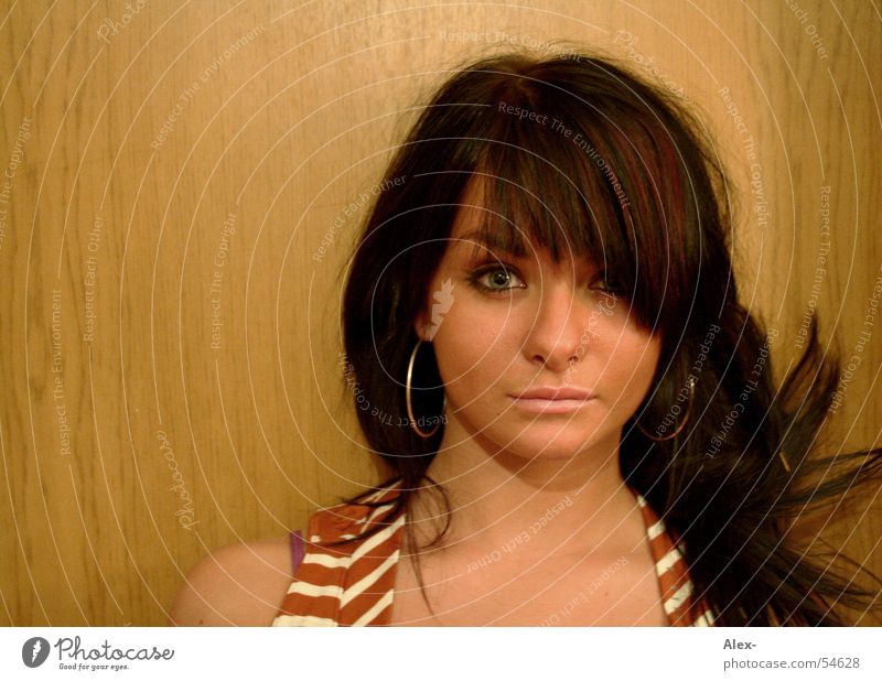 na komm schon Frau süß schön Beautyfotografie Holz braun Porträt selbstbewußt dominant Blick Gesicht Sicherheit Haare & Frisuren Ohrringe