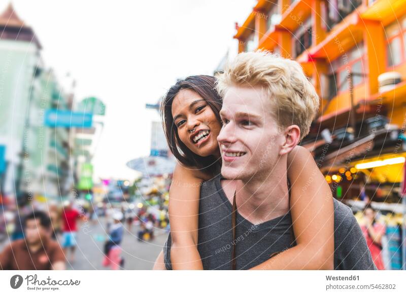 Thailand, Bangkok, Khao San Road, Porträt glücklicher Freunde Portrait Porträts Portraits Glück glücklich sein glücklichsein Stadt staedtisch städtisch