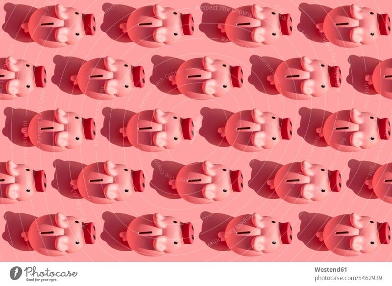 Nahtloses Muster aus Reihen von Sparschweinen vor pastellrosa Hintergrund pastellfarben farbiger Hintergrund Tierdarstellung Ersparnisse Erspartes Rücklagen