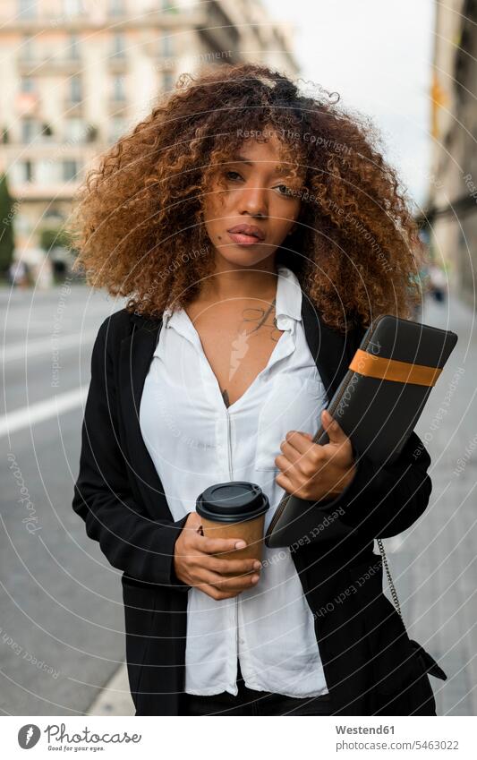 Junge Frau mit Laptop-Tasche und Kaffee zum Mitnehmen in der Stadt, verpasst das Taxi Straße Strassen Straßen Lateinamerikanerin Latina hispanischer Latinas