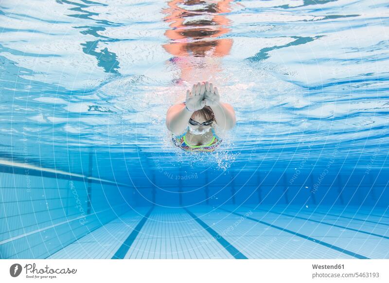 Schwimmer tauchen, unter Wasser Badeanzug Badeanzuege Badeanzüge Schwimmerin Schwimmerinnen Textfreiraum Fitness fit Gesundheit gesund Aktivität Aktivitaet