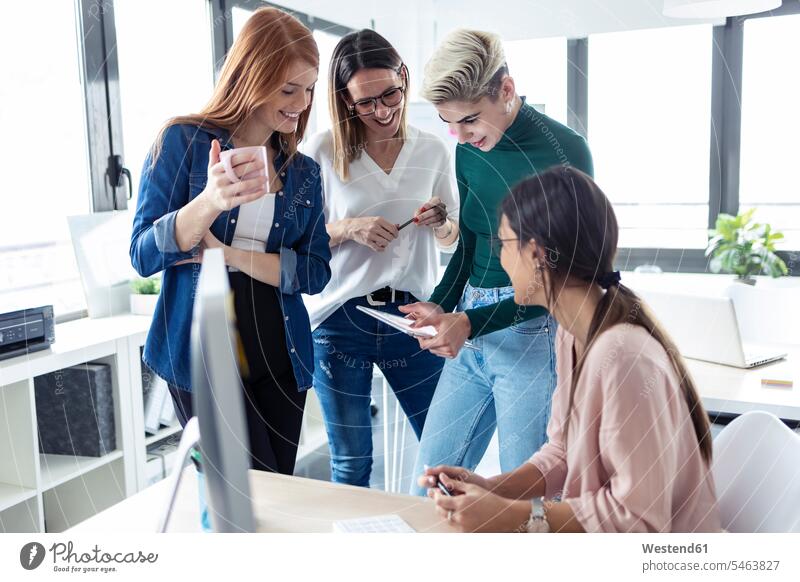 Geschäftsfrauen mit digitalem Tablet im Büro Job Berufe Berufstätigkeit Beschäftigung Jobs geschäftlich Geschäftsleben Geschäftswelt Geschäftsperson