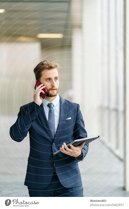 Geschäftsmann hält Tablette in der Hand und telefoniert Job Berufe Berufstätigkeit Beschäftigung Jobs geschäftlich Geschäftsleben Geschäftswelt Geschäftsperson