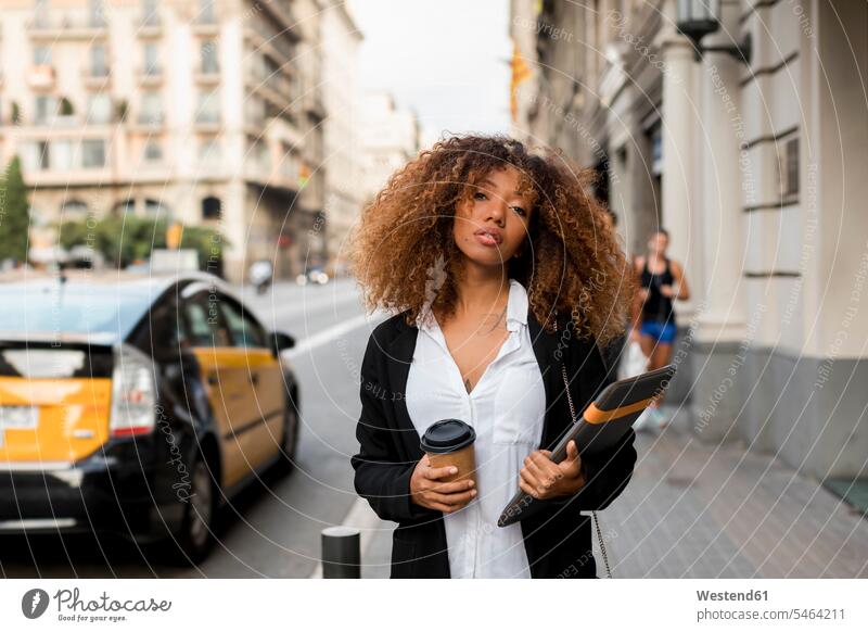 Junge Frau mit Laptop-Tasche und Kaffee zum Mitnehmen in der Stadt, verpasst das Taxi Straße Strassen Straßen verpassen Laptoptasche weiblich Frauen