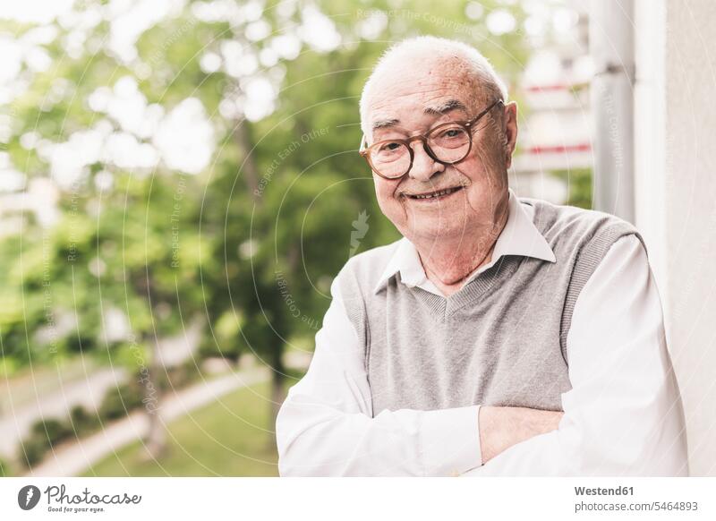 Porträt eines lächelnden älteren Mannes mit Brille Leute Menschen People Person Personen Europäisch Kaukasier kaukasisch 1 Ein ein Mensch nur eine Person single
