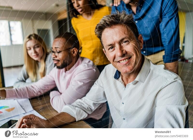 Porträt von lächelnden Geschäftsmann während eines Treffens im Loft Büro Meeting Business Meeting Lofts Portrait Porträts Portraits Office Büros Businessmann