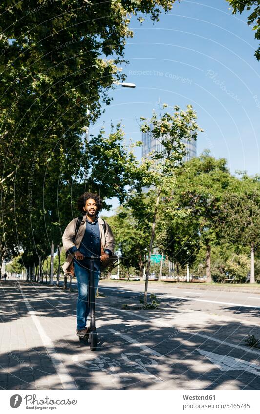 Mann mit Rucksack fährt mit seinem E-Scooter auf einem Fahrradweg Leute Menschen People Person Personen gemischtrassig 1 Ein ein Mensch nur eine Person single