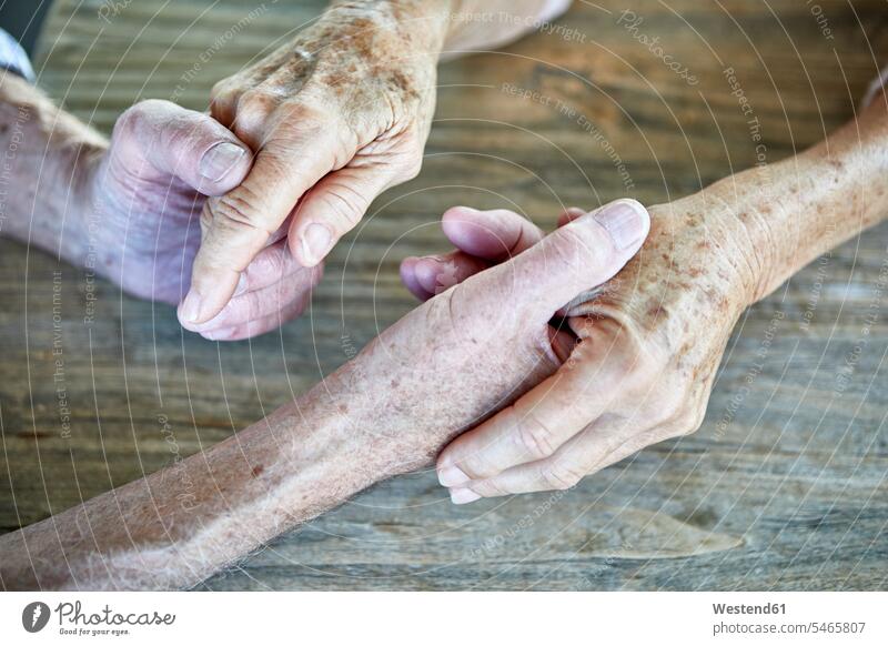 Älteres Paar hält Hände, Nahaufnahme halten Hand Seniorenpaar älteres Paar Seniorenpaare ältere Paare Seniorenpärchen Pärchen Partnerschaft Mensch Menschen