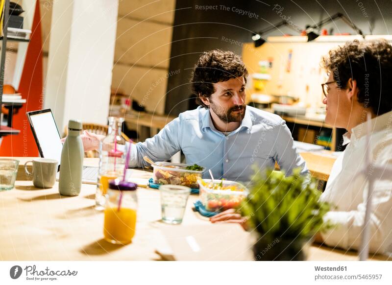 Kollegen im Büro machen Mittagspause und essen einen Salat Leute Menschen People Person Personen Europäisch Kaukasier kaukasisch 2 2 Menschen 2 Personen zwei