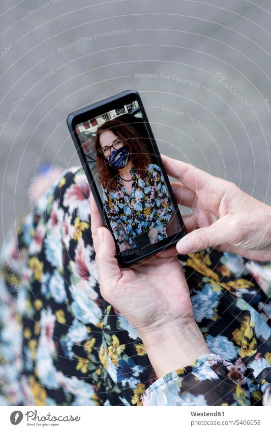 Selfie einer Frau mit Maske auf dem Smartphone Leute Menschen People Person Personen Europäisch Kaukasier kaukasisch 1 Ein ein Mensch nur eine Person single