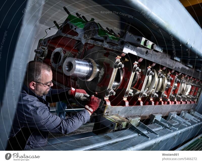 Arbeiter in der Fabrik reinigt Motorblock Motorblöcke Fabriken reinigen Job Europäer Kaukasier Europäisch kaukasisch Metall Metalle eine Person single 1