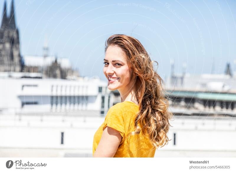 Deutschland, Köln, Porträt einer lächelnden Frau auf der Dachterrasse Dachterrassen weiblich Frauen Portrait Porträts Portraits Erwachsener erwachsen Mensch