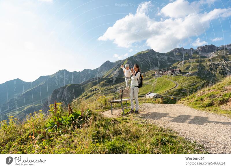 Deutschland, Bayern, Oberstdorf, Mutter und kleine Tochter bei einer Wanderung in den Bergen Töchter wandern Mamas Mami Mutti Mütter Muetter Mamis Muttis Kind