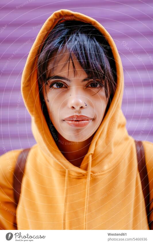 Porträt einer jungen Frau mit gelbem Kapuzenpulli vor violettem Hintergrund Leute Menschen People Person Personen 1 Ein ein Mensch nur eine Person single