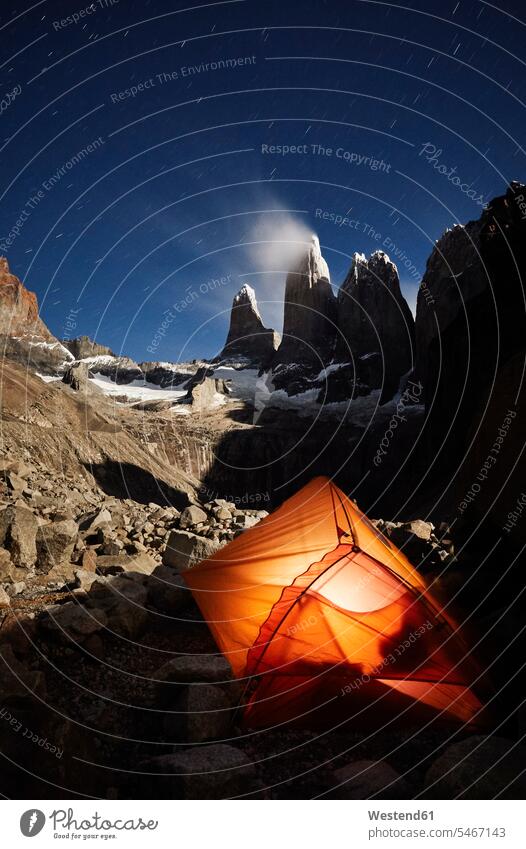 Chile, Patagonie, Nationalpark Torres del Paine, orangefarbenes Zelt bei Nacht mystisch mysterioes mysteriös reisen Travel verreisen Weg Reise Licht Stimmung