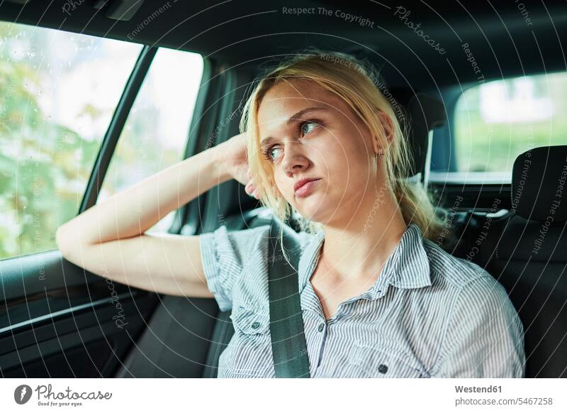 Im Auto sitzendes Mädchen, Sicherheitsgurt anlegen - ein lizenzfreies Stock  Foto von Photocase