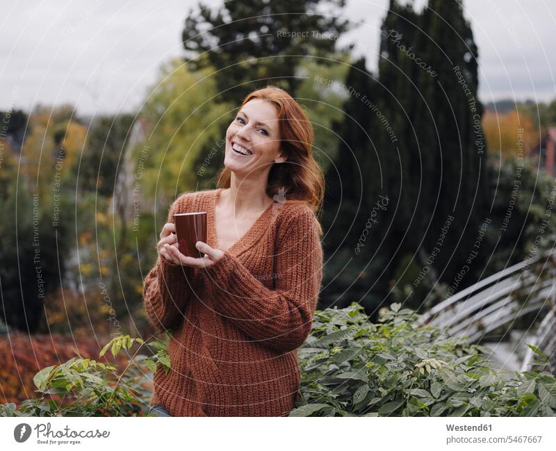 Frau steht auf Balkon und trinkt Kaffee Leute Menschen People Person Personen Europäisch Kaukasier kaukasisch 1 Ein ein Mensch eine nur eine Person single