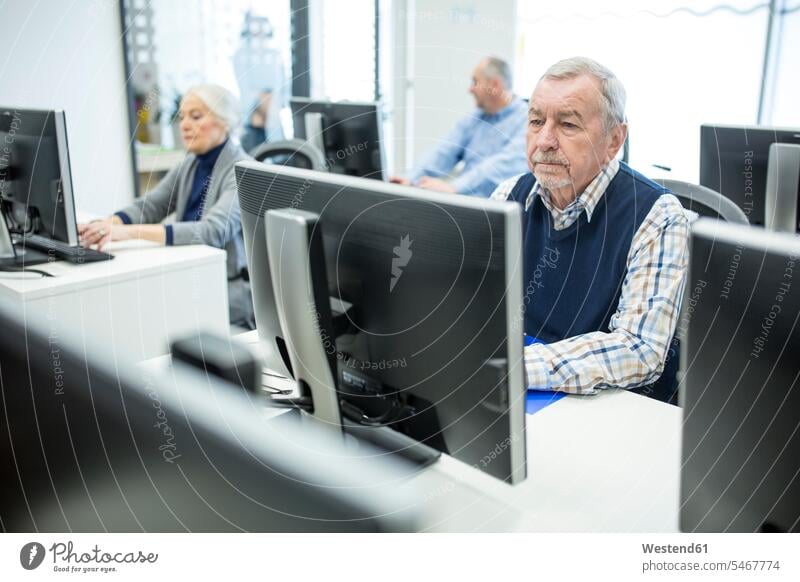 Aktive Senioren, die einen Computerkurs besuchen und am PC arbeiten Leute Menschen People Person Personen Europäisch Kaukasier kaukasisch Gruppe von Menschen