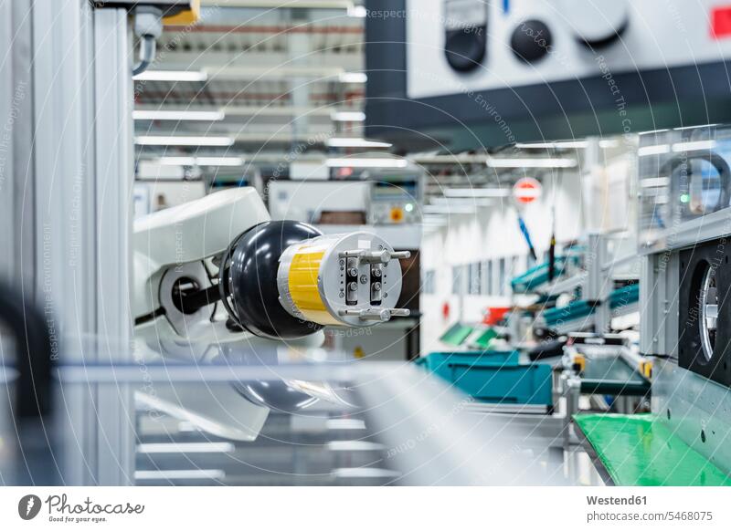Arm eines Montageroboters in einer modernen Fabrik, Stuttgart, Deutschland Innenaufnahme Innenaufnahmen innen drinnen Fließband Fließbandfertigung