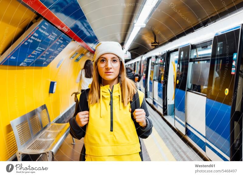 Porträt einer jungen Frau auf dem U-Bahn-Bahnsteig Touristen Rucksäcke Transport Transportwesen Bahnen Subway U-Bahnen Ubahn Ubahnen Underground Untergrundbahn