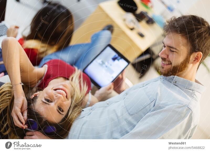 Glückliche Gelegenheitskollegen im Büro Coworker Office Büros verspielt spielerisch glücklich glücklich sein glücklichsein Arbeitsplatz Arbeitsstätte