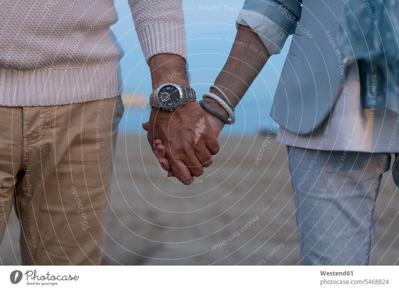 Nahaufnahme eines älteren Paares Hand in Hand am Strand in der Abenddämmerung Hände Seniorenpaar älteres Paar Seniorenpaare ältere Paare Seniorenpärchen Pärchen