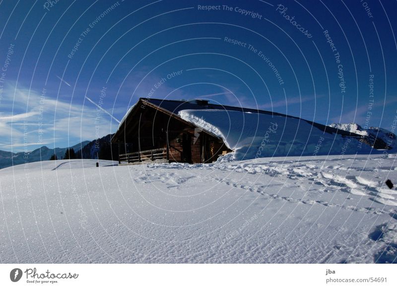 einsam Alm Landwirtschaft Bergbauer Holz Haus Stall Scheune Dach Schnee Winter Skitour Hütte Berge u. Gebirge glänzend Sonne Himmel Klarheit Spuren