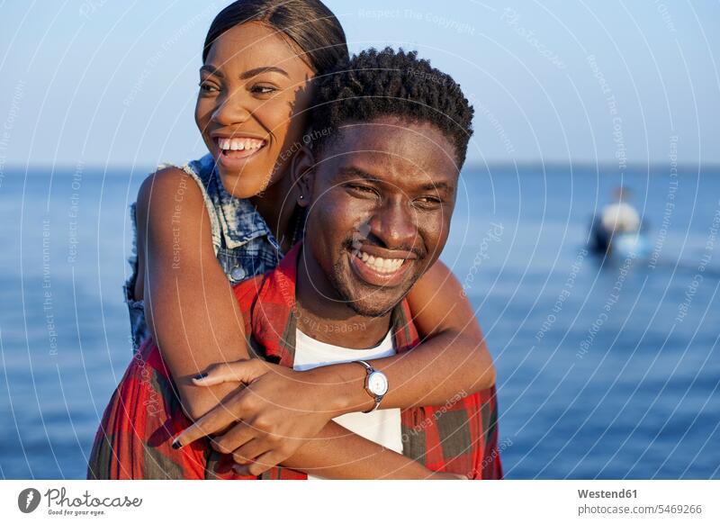 Romantisches Paar am Meer stehend, Porträt Leute Menschen People Person Personen Afrikanisch Afrikanische Abstammung dunkelhäutig Farbige Farbiger Schwarze 2