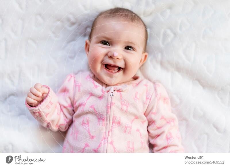 Porträt eines lachenden Mädchens mit rosa herzförmigen Bonbons auf der Nase Leute Menschen People Person Personen Europäisch Kaukasier kaukasisch 1 Ein