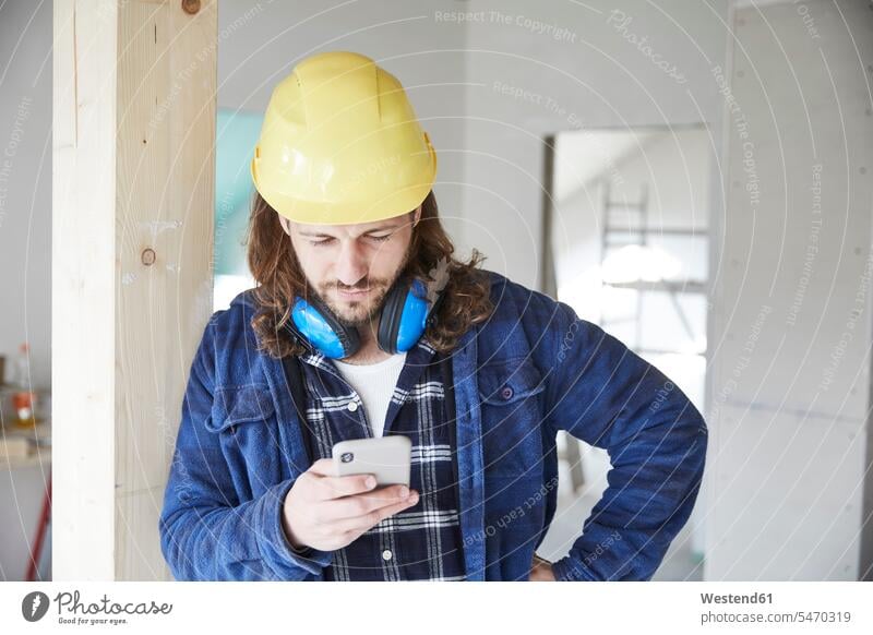 Auf der Baustelle arbeitender Bauarbeiter Job Berufe Berufstätigkeit Beschäftigung Jobs Arbeiter Anruf anrufen telephonieren zufrieden bauen Baugewerbe