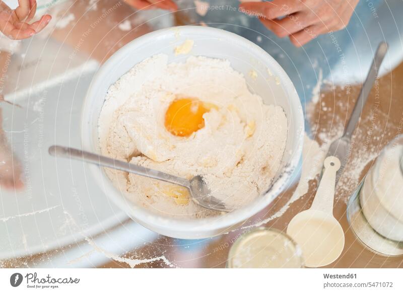 Ei im Kuchenteig auf dem Küchentisch Schüssel Schalen Schälchen Schüsseln Ausschnitt Teil Teilansicht Teilabschnitt Anschnitt Teil von Detail Rührteig Teig