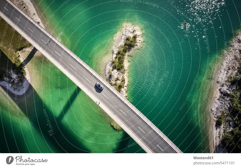 Luftaufnahme eines Autos beim Überqueren einer Brücke, Sylvensteinsperre, Bayern, Deutschland Sylvensteinsee Sylvensteinspeichersee Wasser Seen Stauseen außen