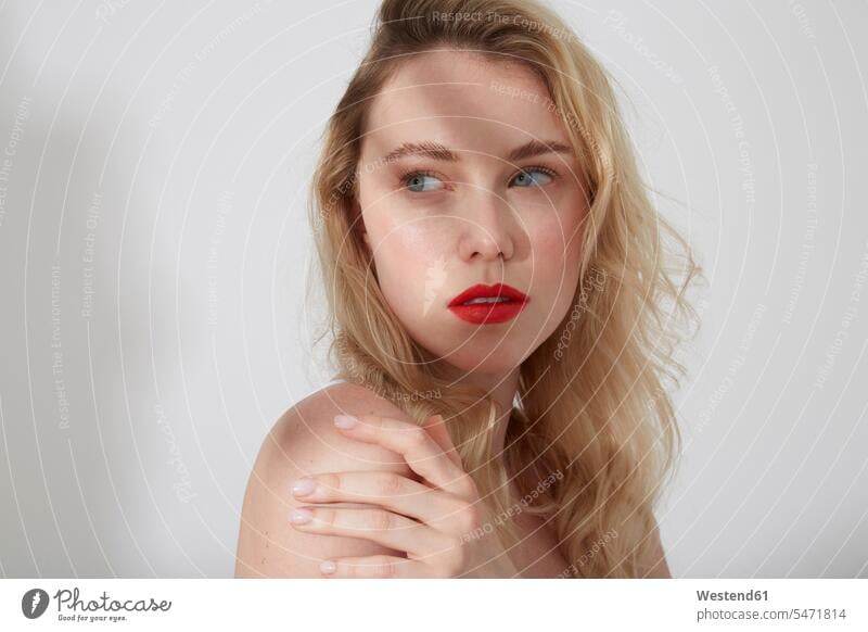 Bildnis einer jungen blonden Frau mit roten Lippen und Schatten im Gesicht Leute Menschen People Person Personen Europäisch Kaukasier kaukasisch 1 Ein