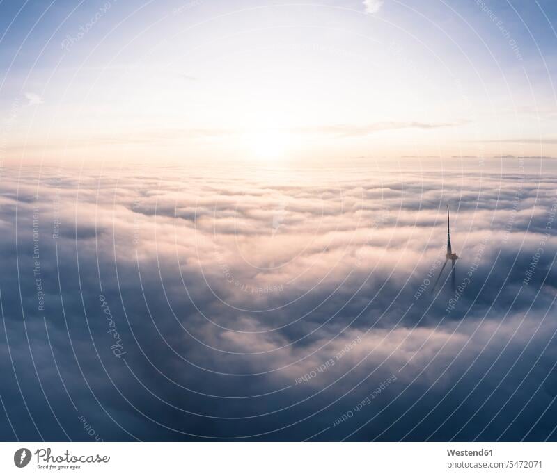 Deutschland, Luftbild einer von Wolken umhüllten Windkraftanlage bei Sonnenaufgang Außenaufnahme außen draußen im Freien Luftaufnahme Luftaufnahmen Luftbilder