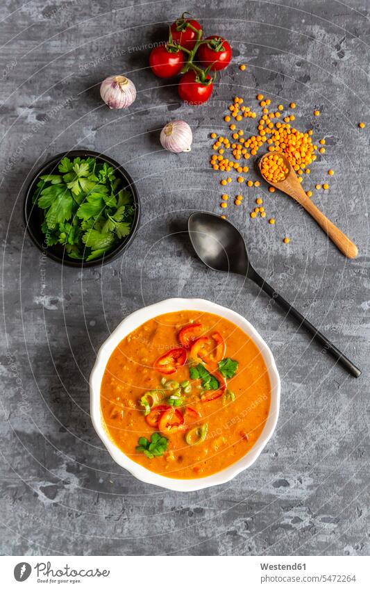 Suppenschüssel mit garnierter roter Linsensuppe und Zutaten vegetarisch Vegetarische Nahrung Vegetarische Ernährung Vegetarische Ernaehrung Vegetarisches Essen