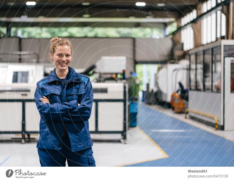 Junge Frau, die als Facharbeiterin in einem High-Tech-Unternehmen arbeitet, Portrait Ausbildung Hi-Tech junge Frau Technologie Erwachsener Mensch