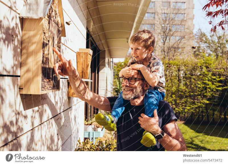 Vater und Sohn inspizieren ihr Insektenhotel mit Bienen Tiere Tierwelt Insecta Kerbtier Kerbtiere Apiformes T-Shirts Jahreszeiten sommerlich Sommerzeit freuen