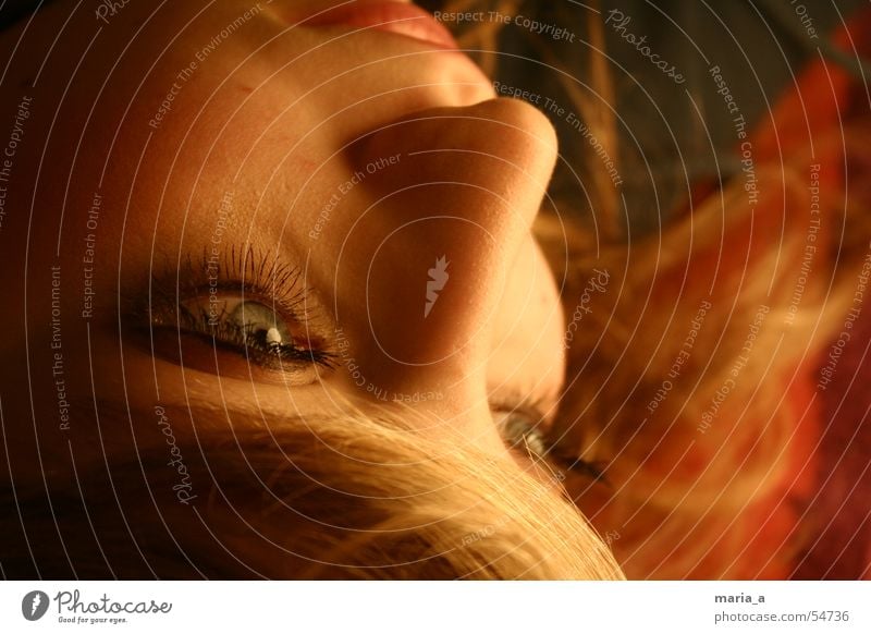 verträumt Erholung Zufriedenheit Denken blond Frau feminin Kajal träumen Geistesabwesend nachdenken mäcdchen jegendlich Jugendliche Gesicht Nase Auge sschminke
