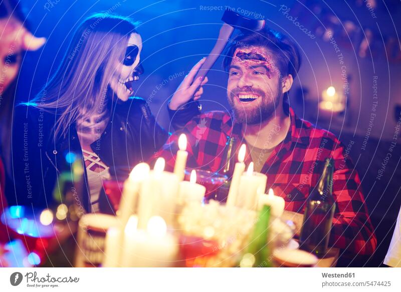 Paar auf einer Halloween-Party Pärchen Paare Partnerschaft Abend vor Allerheiligen maskiert Freunde feiern lachen Parties Partys Mensch Menschen Leute People