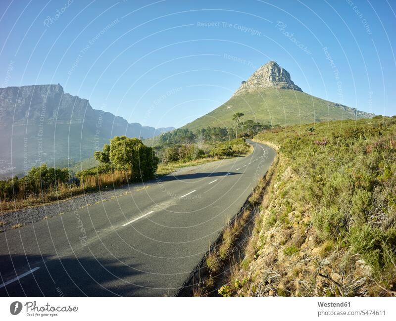 Leere Asphaltstraße zum Lions Head-Berg, Kapstadt, Südafrika Außenaufnahme außen draußen im Freien Tag Tageslichtaufnahme Tageslichtaufnahmen Tagesaufnahme