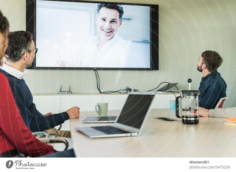 Geschäftsleute mit einer Videokonferenz im Sitzungssaal Arbeitskollege Arbeitskollegen Kollege Partner Partnerschaften Job Berufe Berufstätigkeit Beschäftigung