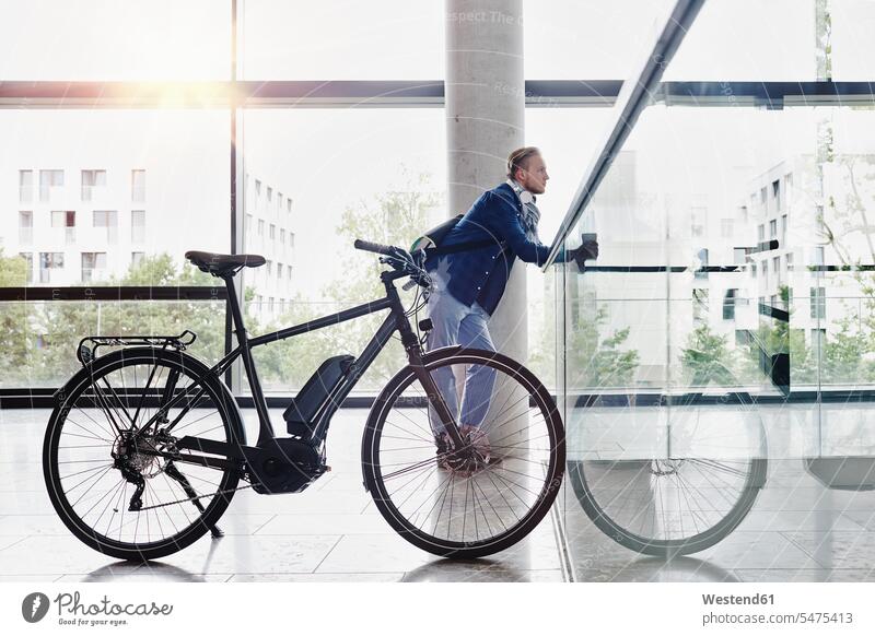 Student mit Kaffee zum Mitnehmen und E-Bike an der Goethe-Universität Leute Menschen People Person Personen Europäisch Kaukasier kaukasisch 1 Ein ein Mensch