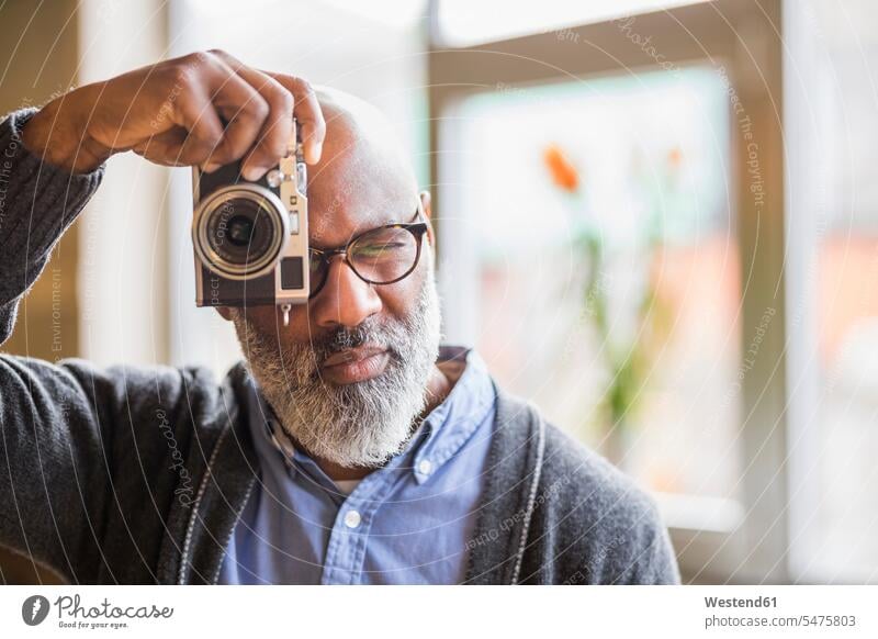 Porträt eines Mannes, der mit der Kamera fotografiert Männer männlich Fotoapparat Fotokamera Portrait Porträts Portraits Foto machen Fotos machen fotografieren