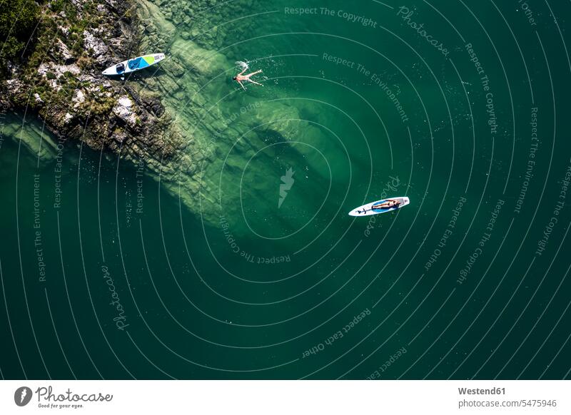 Deutschland, Bayern, Luftaufnahme von zwei Paddelboardern, die sich am grünen Ufer des Walchensees entspannen Außenaufnahme außen draußen im Freien Tag