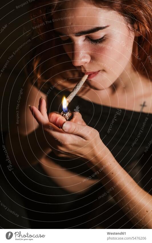 Junge Frau raucht Marihuana zu Hause Leute Menschen People Person Personen Europäisch Kaukasier kaukasisch 1 Ein ein Mensch eine nur eine Person single