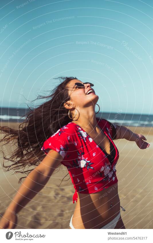 Teenagermädchen amüsiert sich am Strand Spaß Spass Späße spassig Spässe spaßig Teenagerin junges Mädchen Teenagerinnen weiblich junge Frau Beach Straende