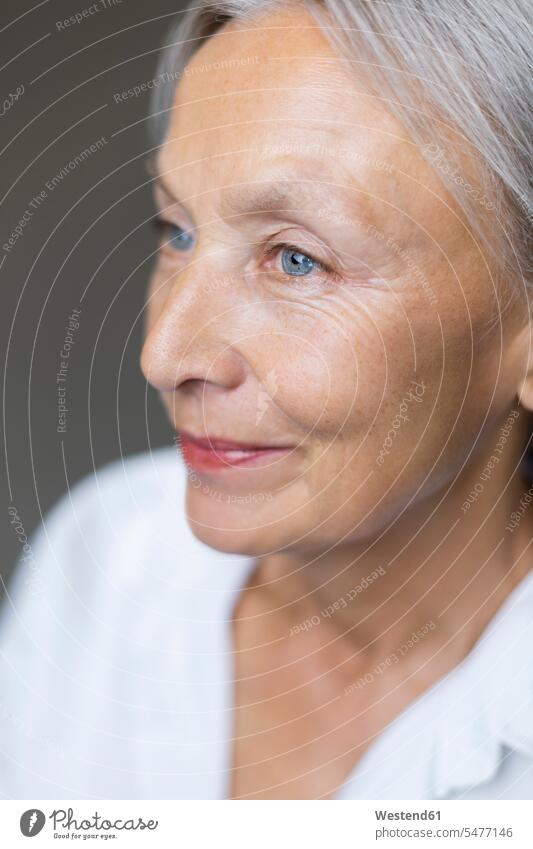 Halbprofil einer blauäugigen älteren Frau graue Haare grauhaarig graues Haar Halbprofile Seniorin Seniorinnen alt Mensch Menschen Leute People Personen Profil